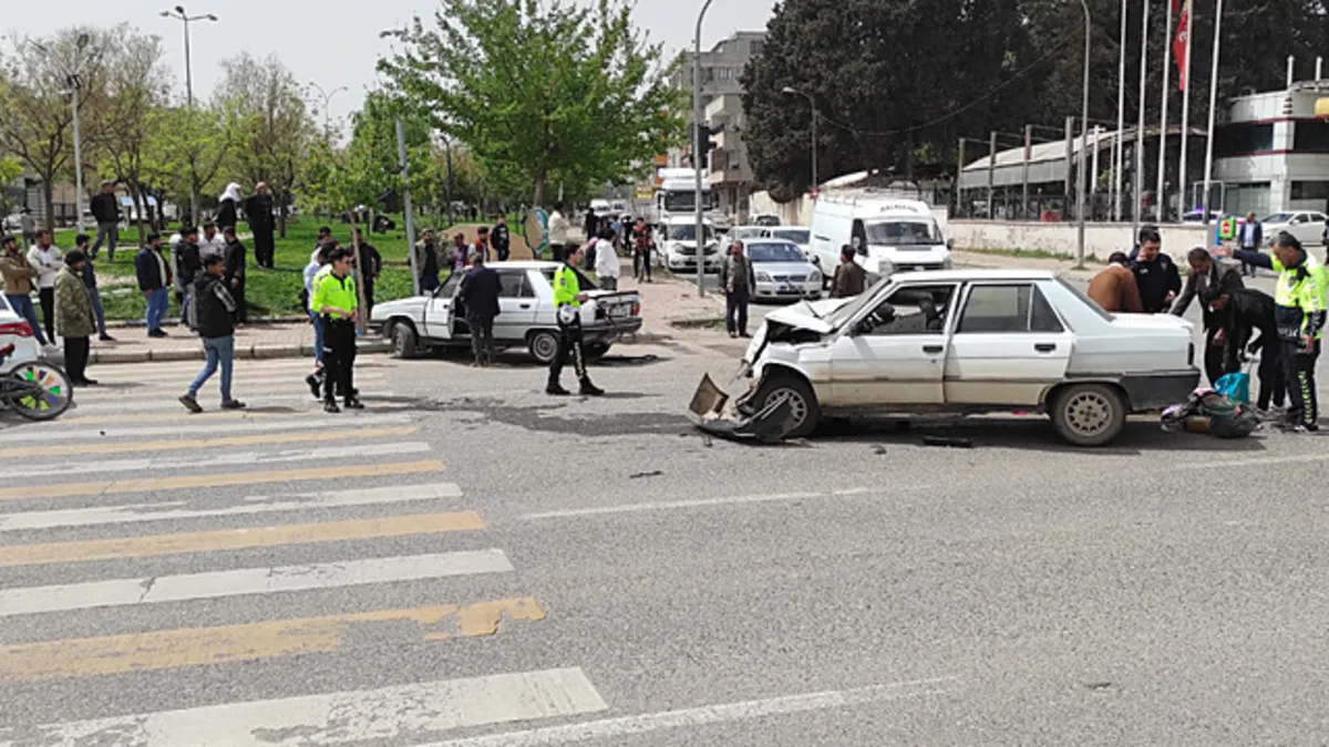 Şanlıurfa'da iki otomobil çarpıştı: 8 yaralı