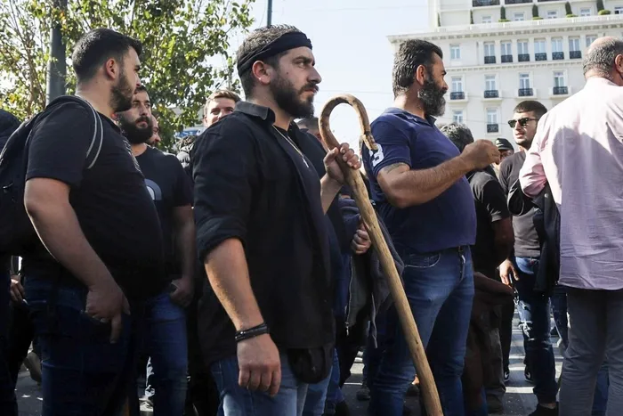 Yunanistan’da çiftçiler sokaklara döküldü