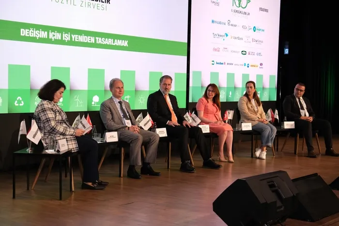 surdurulebilir-donusum-icin-yol-haritasi-is-dunyasi-ve-kamu-temsilcileri-surdurulebilir-yuzyil-zirvesinde-turk-1717758512362.jpeg İş dünyası ve kamu temsilcileri Sürdürülebilir Yüzyıl Zirvesi’nde Turkuvaz Medya'da buluştu: Türkiye 5.5G'ye geçiyor! Bakan Yardımcısı tarih vererek duyurdu - 7