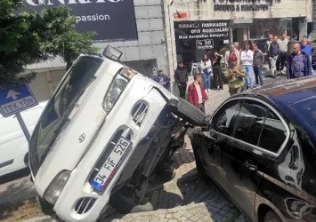İstanbul’da feci kaza! Kaldırımdaki kadına çarpıp iki araç arasında sıkıştırdı