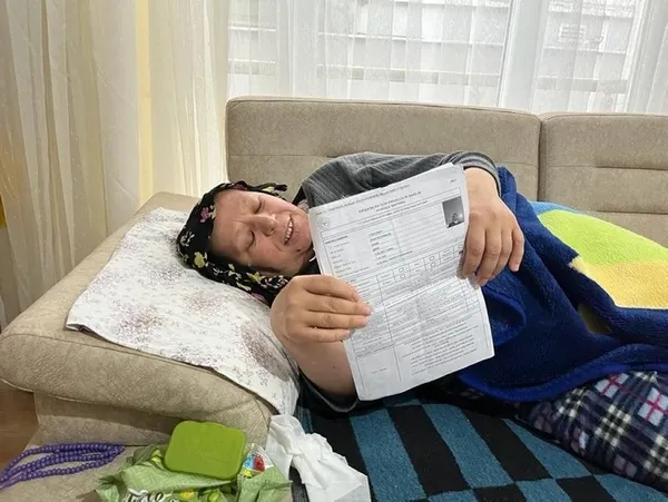 istanbulda-kanser-hastasi-annenin-yurek-yakan-hikayesi-son-arzusu-ise-herkesi-aglatti-1675341237562.jpg İstanbul’da kanser hastası annenin yürek yakan hikayesi! Son arzusu ise herkesi ağlattı - 4