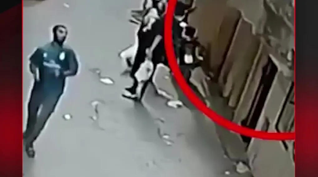 DÜŞEN ÇOCUĞU SON ANDA KURTARDI