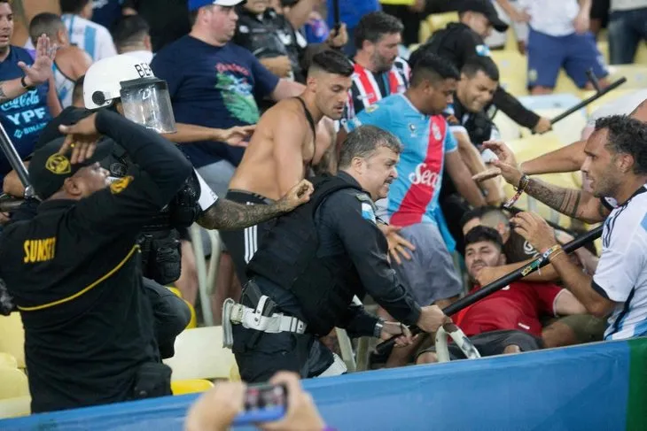 Brezilya - Arjantin maçında tribün karıştı! Lionel Messi takımı sahadan çekti...