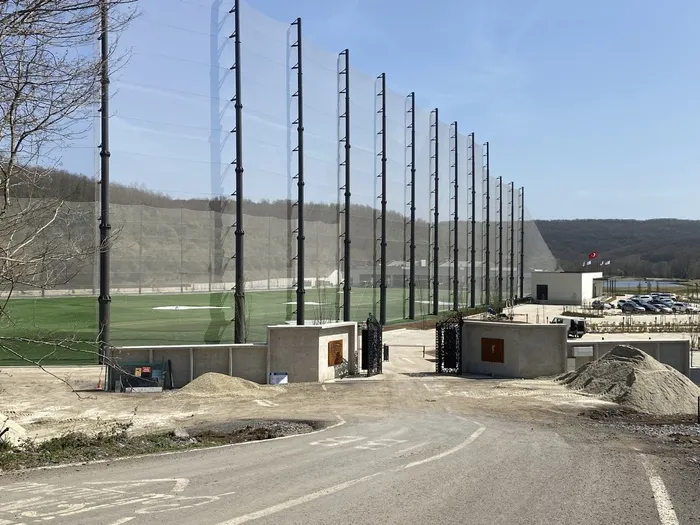 Hastane yoluna asfalt dökmeyen İmamoğlu Koç ailesinin golf sahası için özel yol yaptı - 1