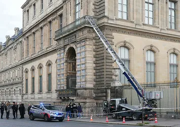 Louvre Müzesi’ndeki mücevher soygununda iki tutuklama daha