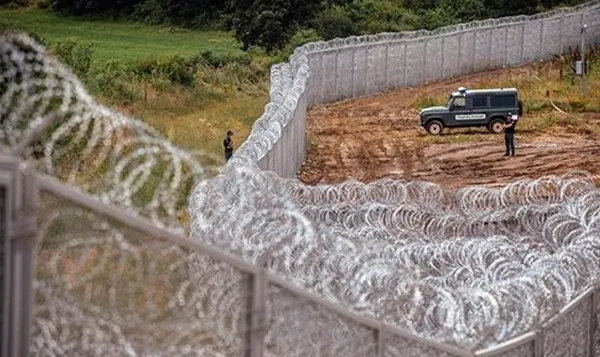 Rum kesiminde tel örgü ayaklanması! Bakanlığın önünü ördüler - 5