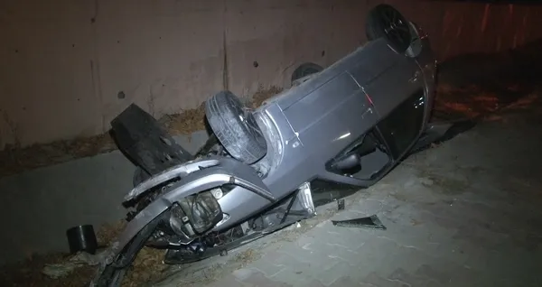 kucukcekmecede-bir-arac-trafik-isiklarina-carpti-1630011059075.jpg Küçükçekmece’de bir araç trafik ışıklarına çarptı - 1