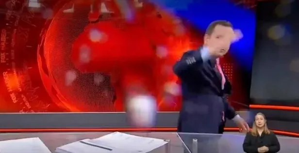 selcuk-tepeli-kovuldu-mu-selcuk-tepelinin-bardak-videosu-sonrasi-isine-son-mu-verildi-fox-tv-ana-haberden-kovu-1653129446330.jpg Selçuk Tepeli kovuldu mu? Selçuk Tepeli'nin bardak videosu sonrası işine son mu verildi? FOX TV Ana Haber'den kovuldu mu? - 4