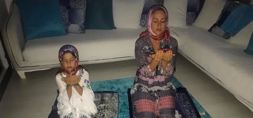 Yeliz Yeşilmen kızıyla birlikte namaz fotoğrafı paylaştı