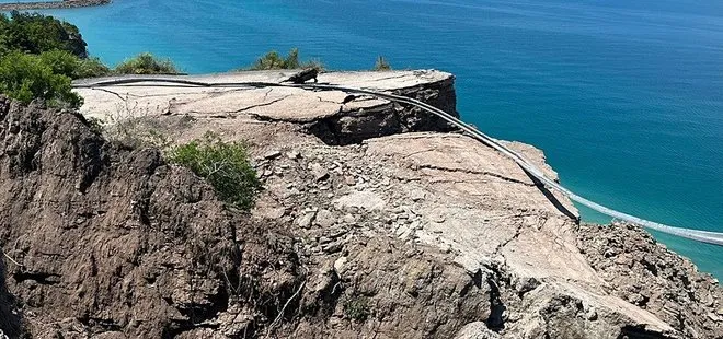 Cide-İnebolu yolunda heyelan! Yol trafiğe kapandı