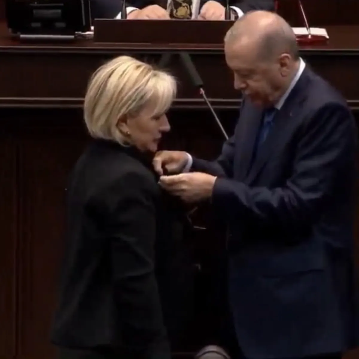 CHP’den istifa eden Nimet Özdemir AK Parti’de! Rozeti Başkan Erdoğan taktı