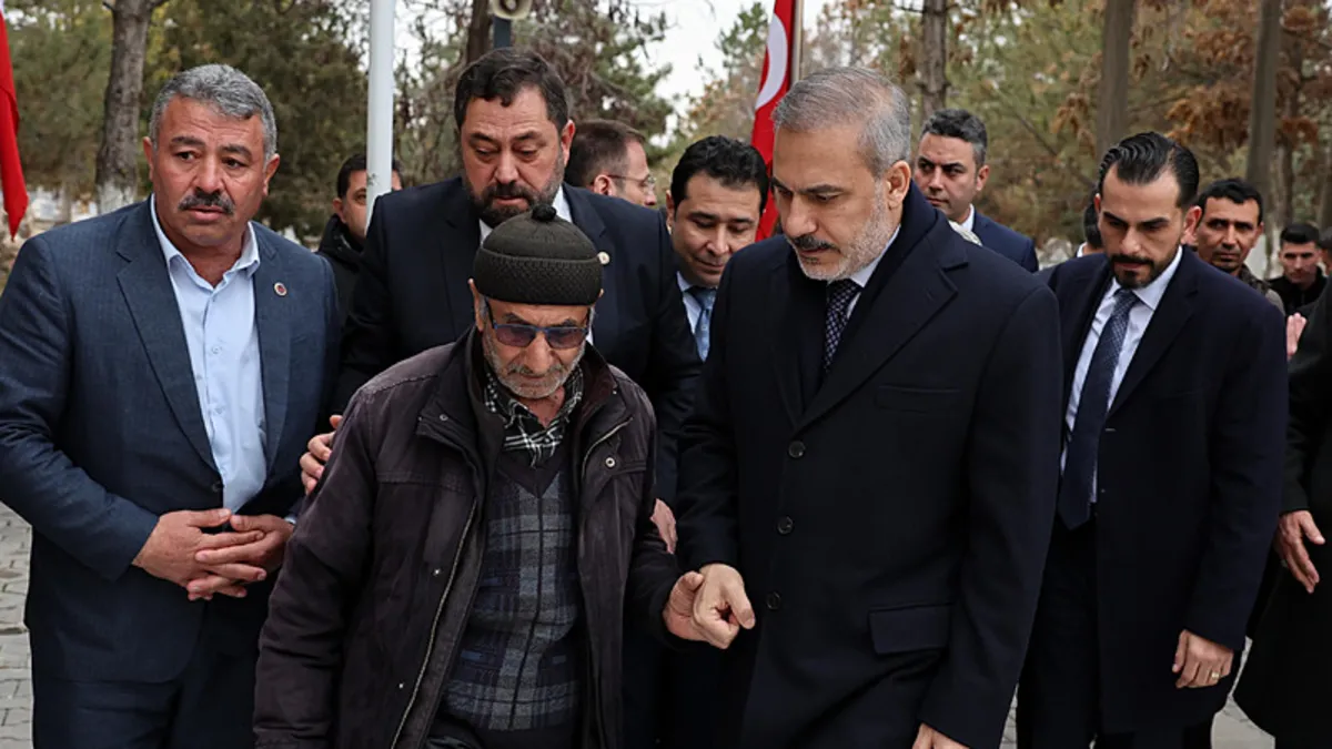 Bakan Fidan şehit Astsubay Ömer Halisdemir'in kabrini ziyaret etti