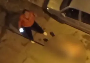 Çileden çıkan anne sokağı savaş alanına çevirdi! Çırılçıplak soyup öldüresiye dövdü