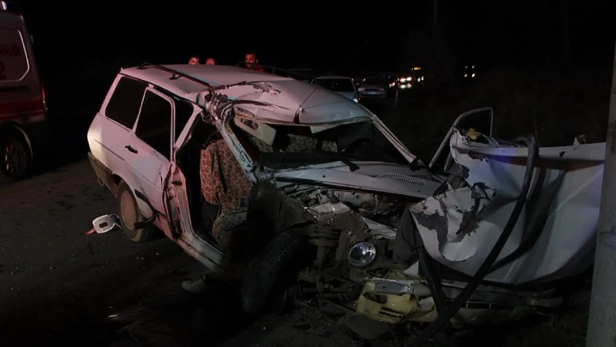 Muğla'da otomobil elektrik direğine çarptı: 2 yaralı