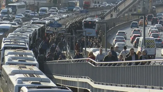 İstanbul'da metrodan sonra metrobüs seferleri de aksadı - 2
