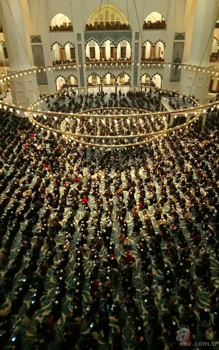 Büyük Çamlıca Camii'nde tarihi kalabalık!