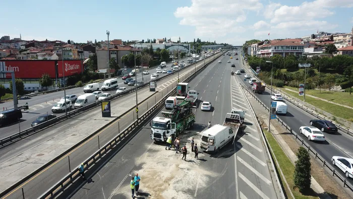Haliç Köprüsü çıkışında kaza: 2 kişi araçtan inerek olay yerinden kaçtı - 1