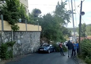 İstanbul Sarıyer'de istinat duvarı çöktü