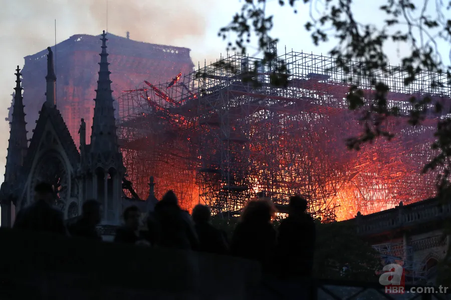 Dünya Notre Dame Katedrali'ndeki yangını konuşuyor! 9