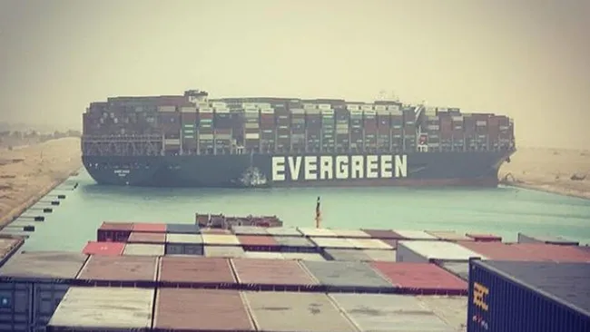Süveyş Kanalı'nda dev gemi karaya oturdu! Dünya ticaret yolu durdu - 3