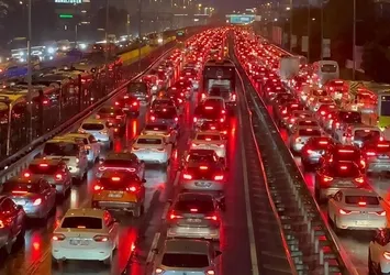 İstanbul'da trafik kilit! Yoğunluk yüzde 90'a ulaştı