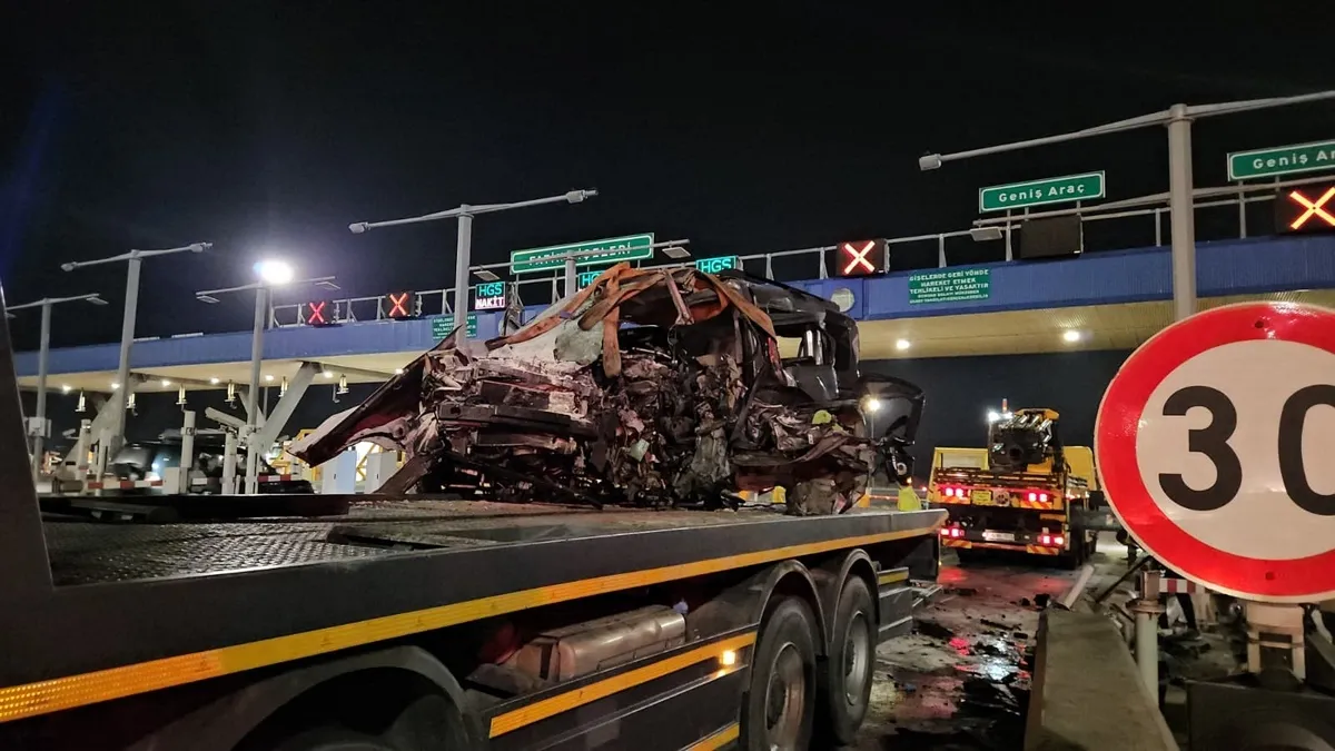 Kuzey Marmara Otoyolu'nda feci kazaz! Gişeye girdi! 1 ağır yaralı