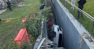 Otoparktan çıkarken 5 metrelik boşluğa düştü