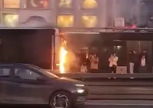 Küçükçekmece’de metrobüs yangını!