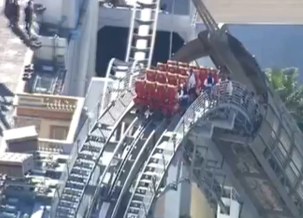 Elektrikler kesildi! 'Roller Coaster'da saatlerce mahsur kaldılar