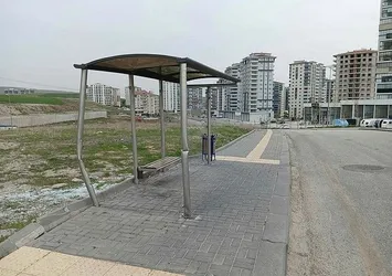 Durağa dalan otomobil 3 kişiyi ezdi! Yer: Ankara