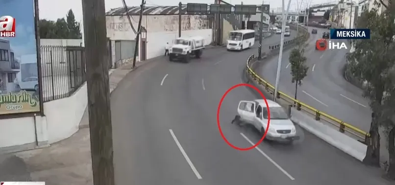 Küçük çocuk seyir halindeki araçtan yola düştü