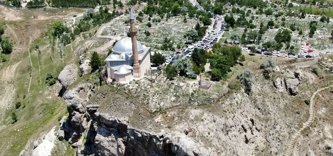 Dünyanın dört bir yanından geliyorlar! Araçların ucu bucağı yok | İşte uçurumun ucundaki türbe