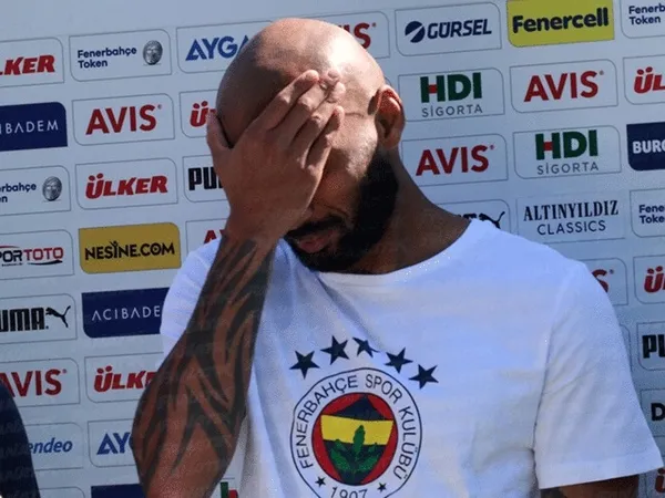 Joao Pedro'yu basın toplantısında arı soktu - 1