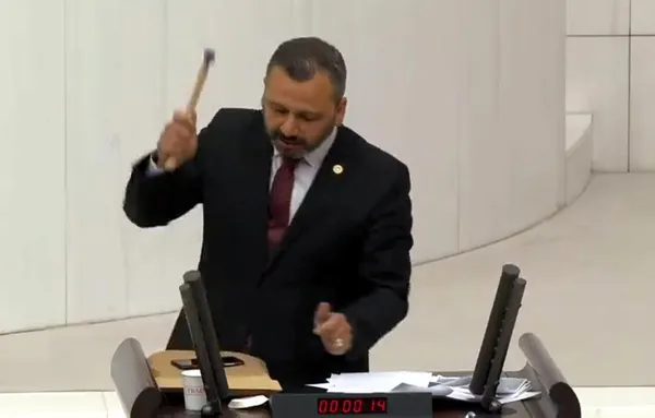CHP ve HDP’den Meclis’te provokasyon! Burak Erbay Kürsüde çekiçle telefon kırdı! TBMM Başkanı Şentop’tan ilk yanıt: Kürsüler şov yeri değil