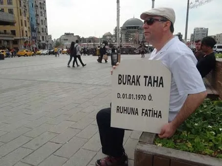 Taksim'de elinde mezar taşıyla gezdi - 2