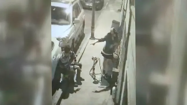 İstanbul’da cani sevgili kız arkadaşını bayıltana kadar dövüp çuval gibi sırtında taşıdı - 6