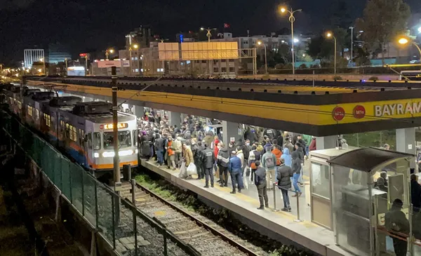 istanbulda-yenikapi-kirazli-metro-hattinda-ariza-istasyonlar-doldu-tasti-1637773931394.jpg İstanbullunun bitmeyen çilesi! Yenikapı-Kirazlı metro hattında arıza - 1