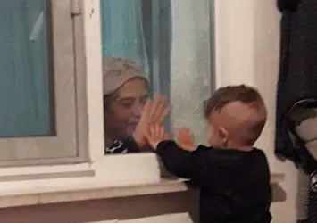 Yürek burkan fotoğraf: Karantinadaki babaannesiyle böyle görüşüyor