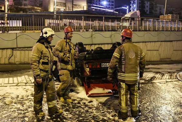 Pendik’te takla atan otomobil yandı: 4 kişi yaralandı - 2