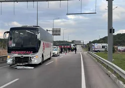 Çanakkale’de Troya Tüneli girişinde feci kaza: Otobüsle çarpışan otomobildeki 2 kişi hayatını kaybetti