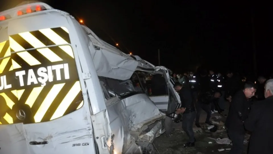 2 servis aracı zincirleme kazaya karıştı! Çok sayıda yaralı var