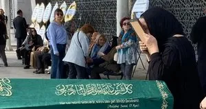 İzel’in acı günü! Annesini gözyaşları içinde uğurladı