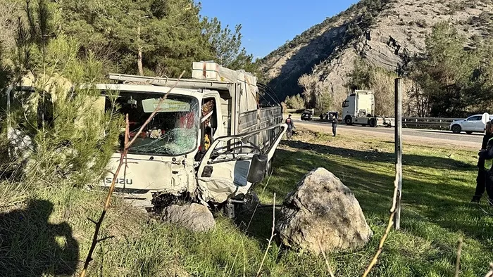 karabukte-kahreden-kaza-otomobil-ile-kamyon-carpisti-2-olu-1772647318153.jpeg Karabük'te kahreden kaza! Otomobil ile kamyon çarpıştı: 2 ölü - 3