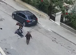 Sokak ortasında dehşet! Annesini taciz eden adamın kafasını tekmeledi!