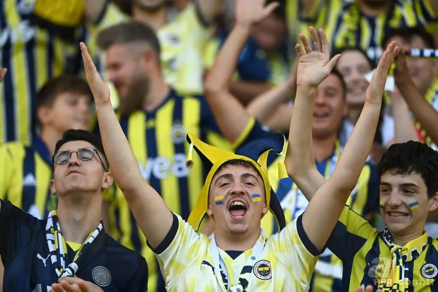 Dinamo Kiev maçında Fenerbahçe taraftarından anlamlı koreografi 23