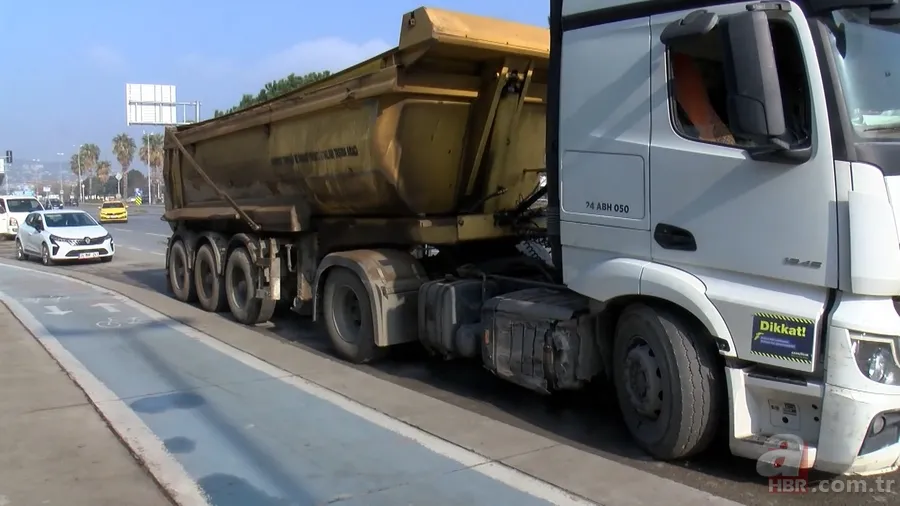 Tıra çarpıp otobüs durağına daldı: Facianın eşiğinden dönüldü! 1