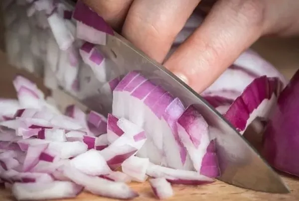 yemeklerinize-koymadan-once-dikkat-1-dilimi-bile-zehirleyebilir-buzdolabinda-saklamak-bile-1679650072917.jpg Yemeklerinize koymadan önce dikkat! 1 dilimi bile zehirleyebilir! Buzdolabında saklamak bile... - 5