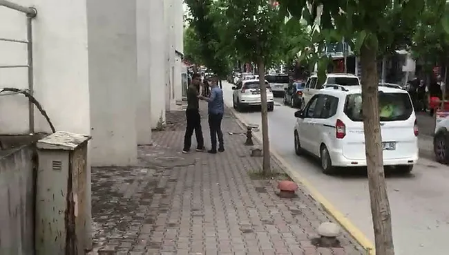 Bolu’da eşi ve baldızıyla tartışan gence linç girişimi - 1