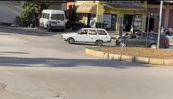 adanada-pes-dedirten-goruntu-cocugu-halat-gibi-kullandilar-1697091592426.jpg Adana'da pes dedirten görüntü! Çocuğu halat gibi kullandılar - 1
