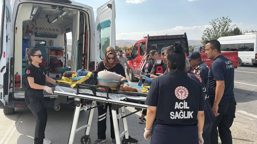 Elazığ’da minibüs ile hafif ticari araç çarpıştı: Üçü çocuk 7 kişi yaralandı - 3